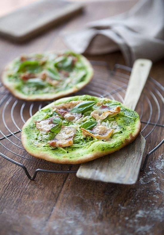 Pizza à la crème de roquette, pancetta croustillante, gruyère végétal