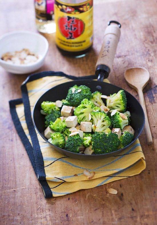 Wok de brocolis aux amandes effilées et au tofu fumé