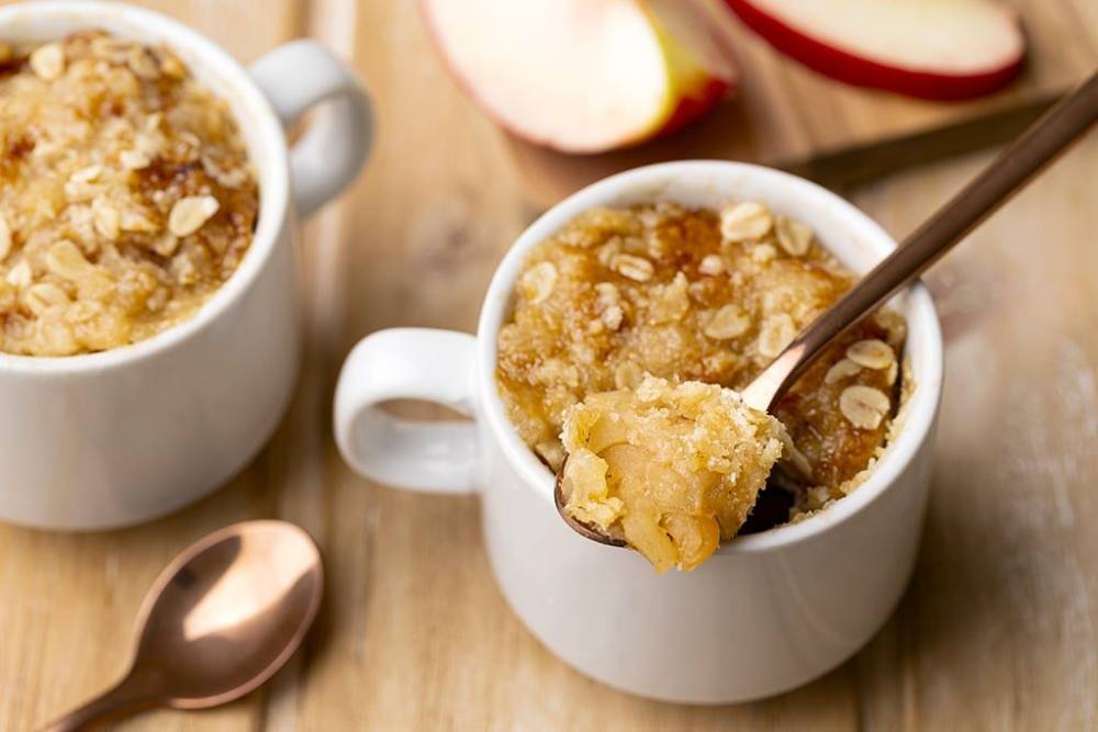 Mug cake crumble aux pommes et flocons d’avoine