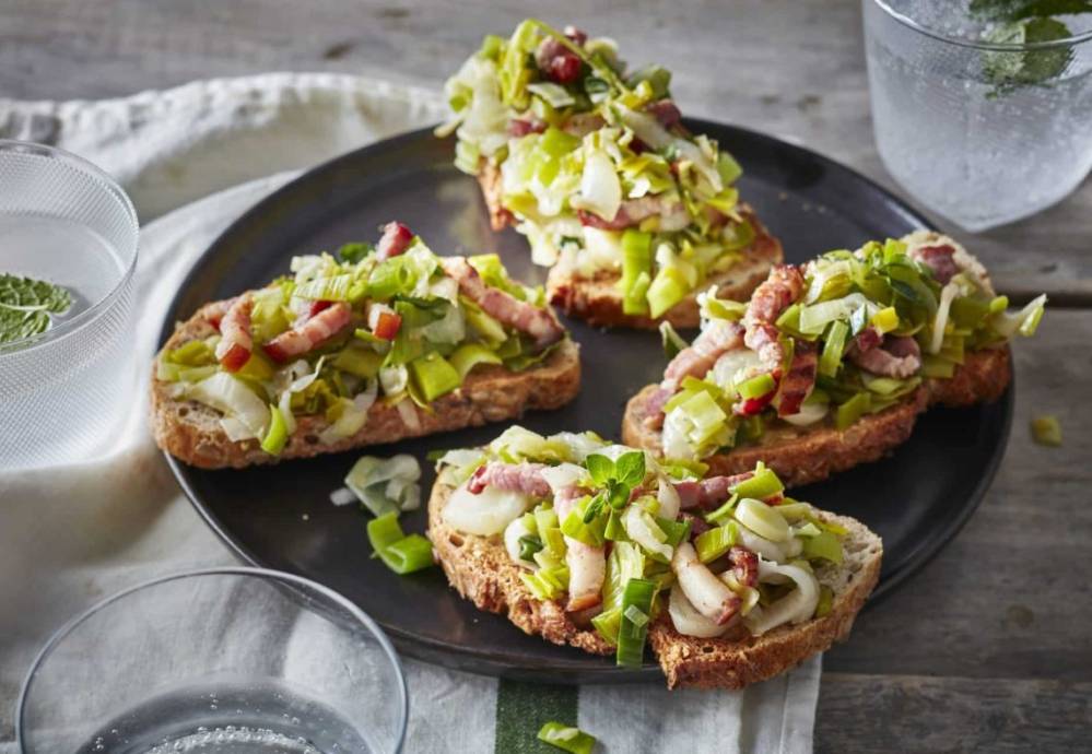 Bruschetta poireaux oignon endives lardons