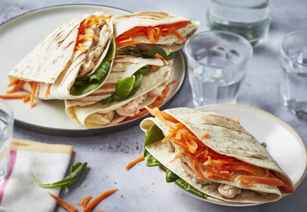 Wrap hack de carottes râpées, mâche, poulet émincé, crème fraiche