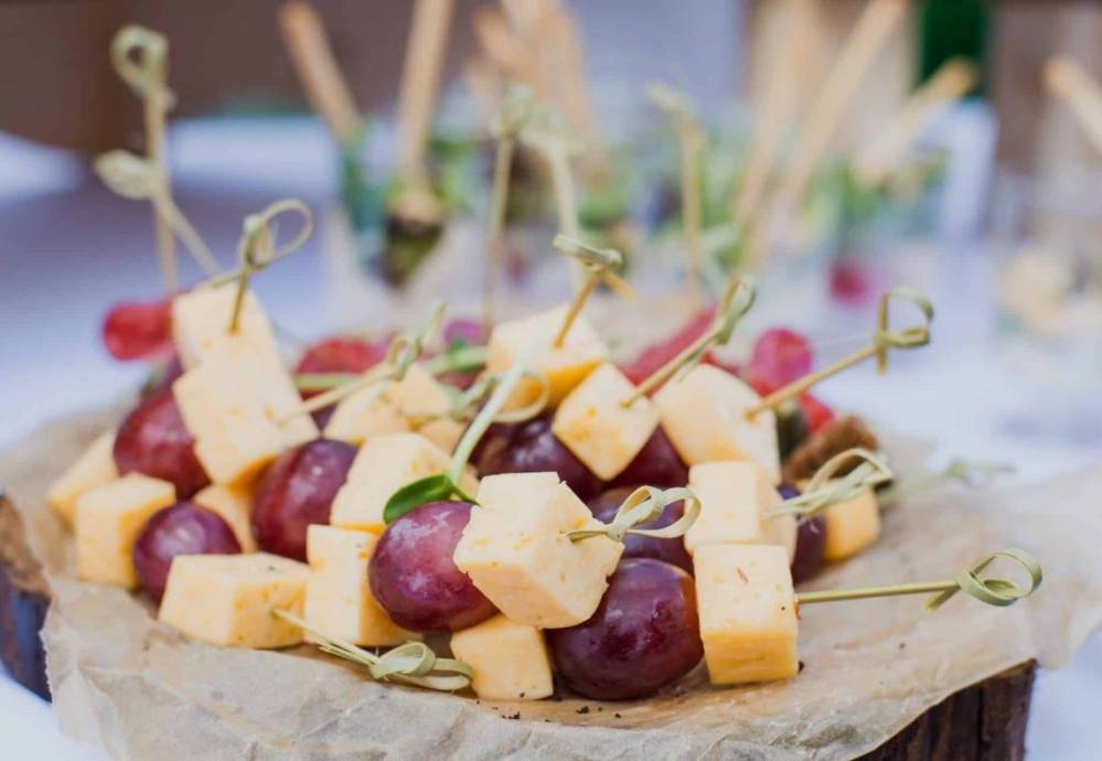 Mini-brochettes raisin-cantal
