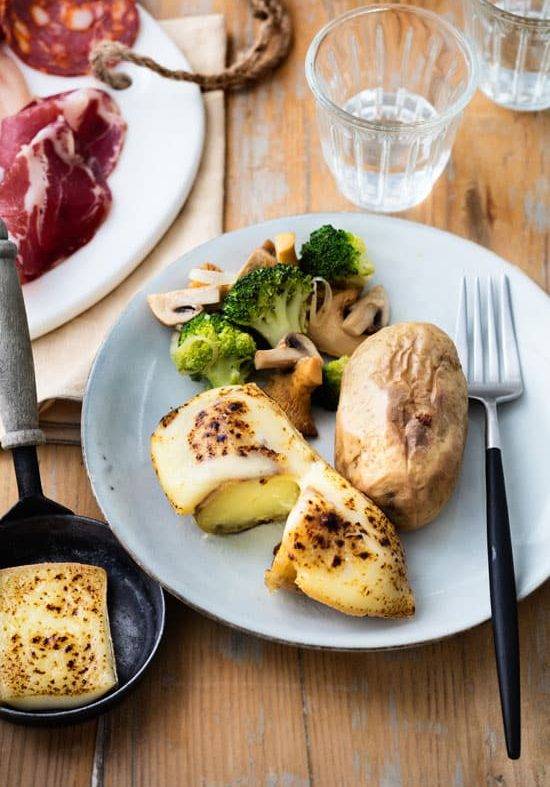 Raclette de Saint Nectaire et poêlée de légumes épicés