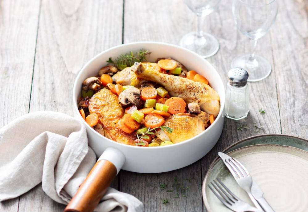 Fricassée de poulet, légumes et champignons