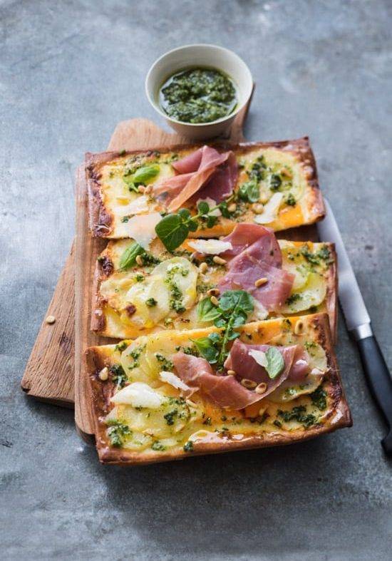 Pizza pomme de terre et butternut, parme et pesto cresson-basilic