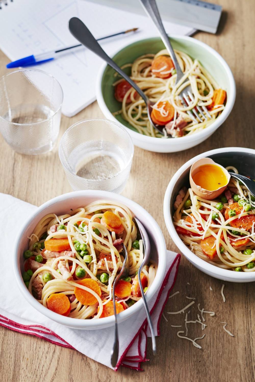 spaghettis-a-la-carbonara-aux-petits-legumes