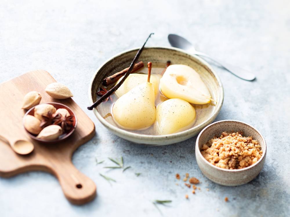 nage-de-poires-aux-epices-et-crumble-amande-h-bd